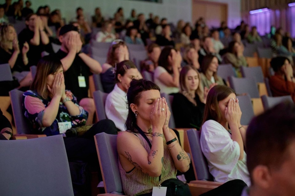 Joanna Murzyn leads the audience through a moment of mindfulness DesignWhine